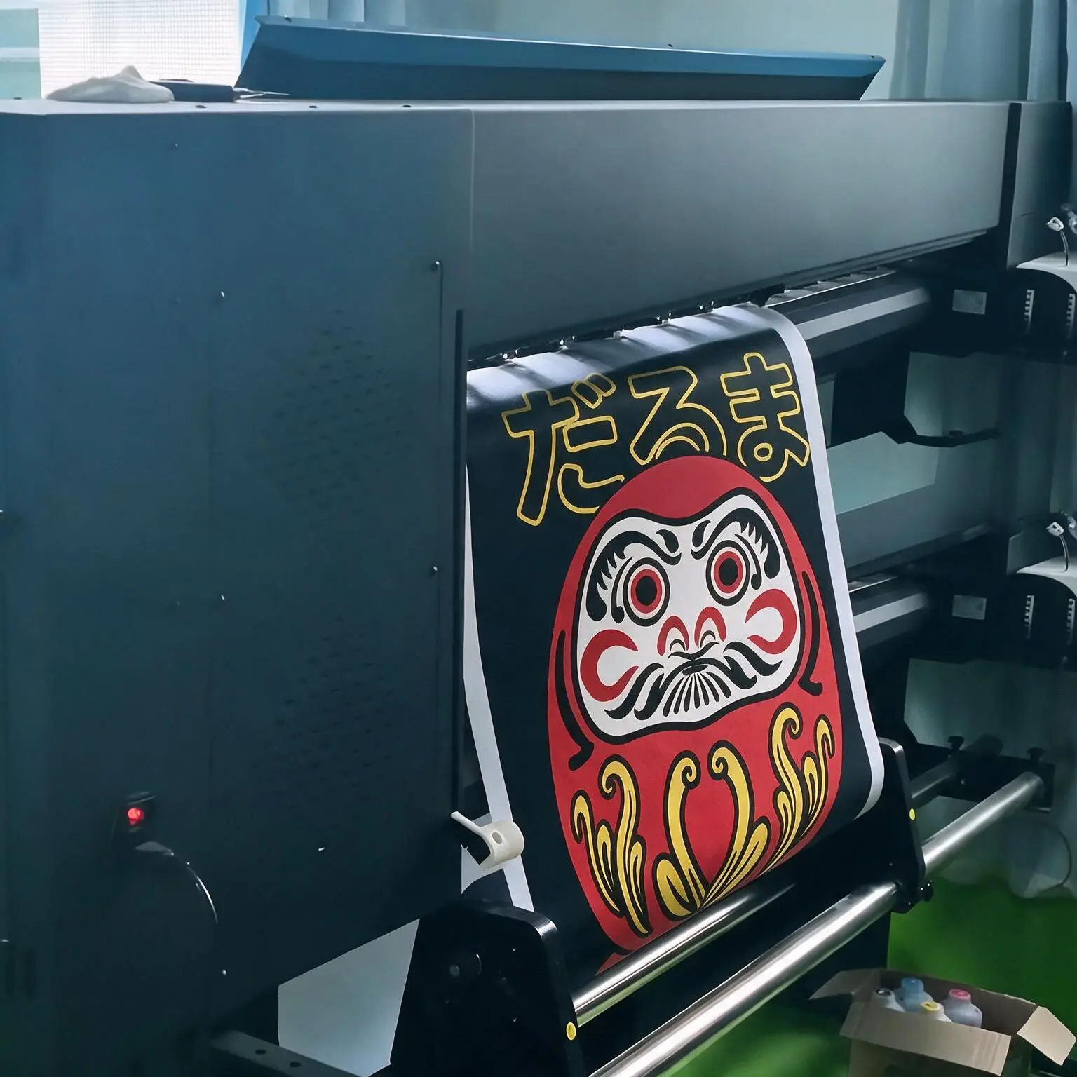 Impresora de gran formato produciendo la lámina del cuadro Daruma de Luminelle