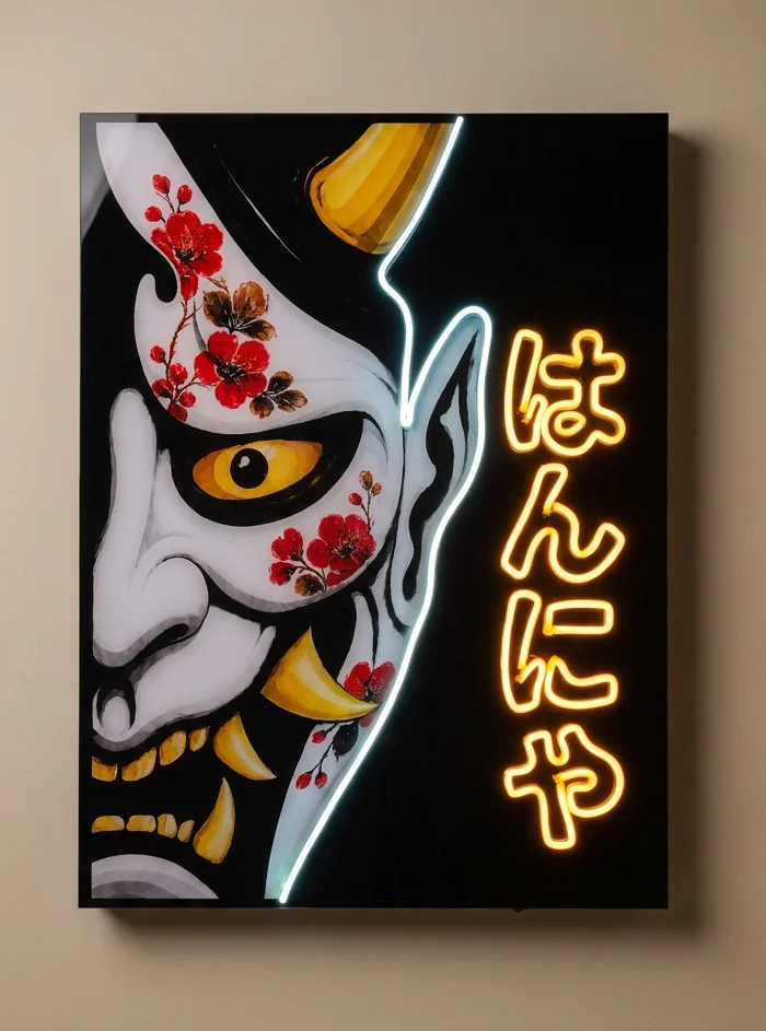 Cuadro de light art con máscara Hannya y caligrafía japonesa iluminada en neón cálido, colgado en una pared.